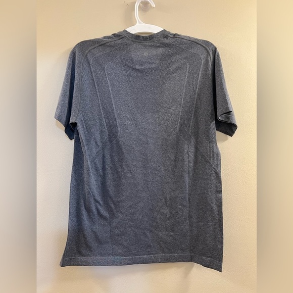 44. Lululemon Metal Vent Tech Short Sleeve - Picture 4 of 16